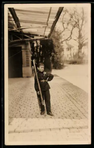 Foto-AK Junge in Schornsteinfeger-Uniform mit Leiter