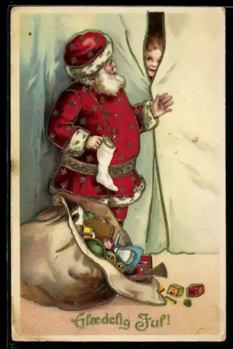 AK Weihnachtsmann mit Geschenken, Kind lugt durch einen Vorhang