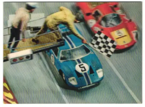 3D-AK Checker Flag, Mann winkt mit der Zielflagge zu den Autos