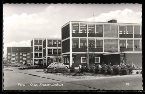 AK Varel i. Oldb., Kreisberufsschule und Wohngebäude