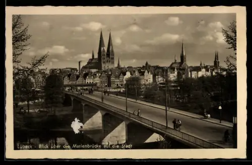 AK Lübeck, Blick über die Marienbrücke auf die Stadt