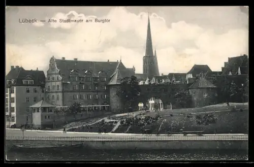 AK Lübeck, Alte Stadtmauer am Burgtor, Ansicht vom Wasser