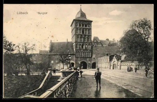 AK Lübeck, Burgtor, Strassenpanorama, Treppe, Schuljunge