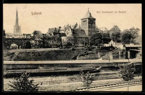 AK Lübeck, Alte Stadtmauer am Burgtor, Frachtschiff