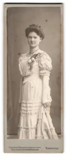Fotografie Geschwister Unverdruss, Rudolstadt, Georgenstrasse 14, Junge Frau in elegantem Kleid