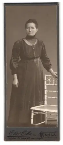 Fotografie Otto Otte, Kahla, Frau in elegantem Kleid mit Stuhl