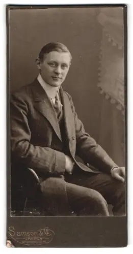 Fotografie Samson & Co., Barmen, Wertherstr. 13, Porträt eines jungen Mannes im Anzug