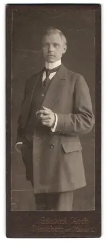 Fotografie Eduard Koch, Pinneberg, Am Markt 22, Eleganter Herr mit Zigarre