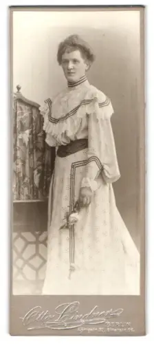 Fotografie Otto Lindner, Berlin, Königsstrasse 30, Dame mit Blume in der Hand im Atelier