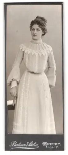 Fotografie Berliner Atelier, Erfurt, Anger 21, Porträt einer Dame in eleganter Kleidung