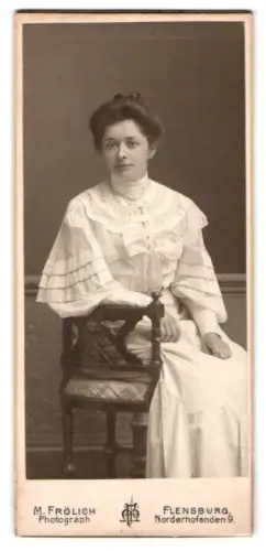 Fotografie M. Frölich, Flensburg, Norderhofenden 9, Porträt einer jungen Frau
