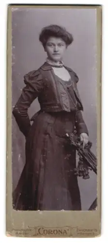 Fotografie Atelier Corona, Zwickau i. S., Wilhelmstrasse 7, Porträt einer Dame mit Stuhl