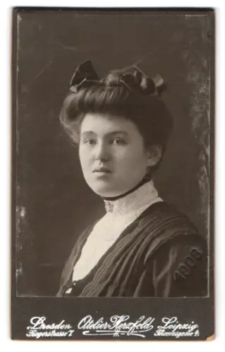 Fotografie Martin Herzfeld, Dresden, Pragerstr. 7, Porträt einer jungen Frau, Trockelstempel 1908