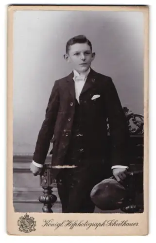 Fotografie Erich Scheithauer, Zwickau i. S., Äussere Plauensche Str. 24, Junge im Anzug mit Mütze