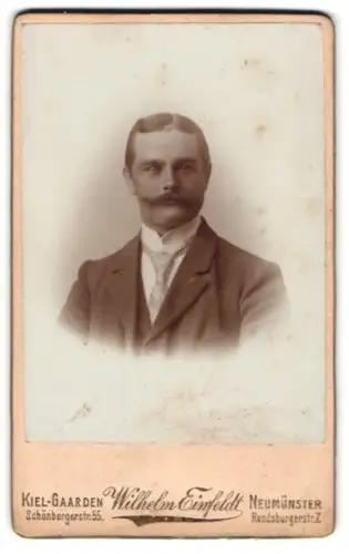 Fotografie Wilhelm Einfeldt, Kiel-Gaarden, Schönbergerstr. 55, Porträt eines eleganten Herrn mit Schnurrbart