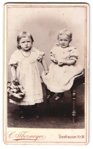 Fotografie C. Thormeyer, Seehausen /Wzl., Breiteweg Nr. 33, Zwei Kinder in hellen Kleidern mit Blumenkorb