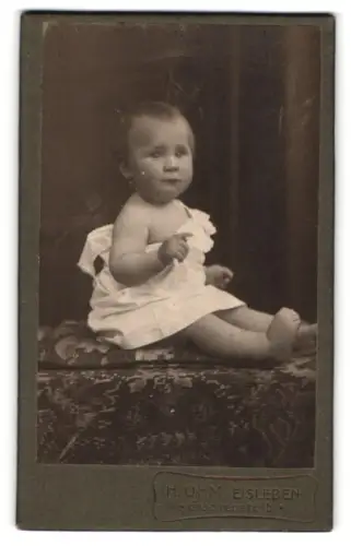 Fotografie H. Ohm, Eisleben, Glockenstrasse 15, Porträt eines Kleinkindes