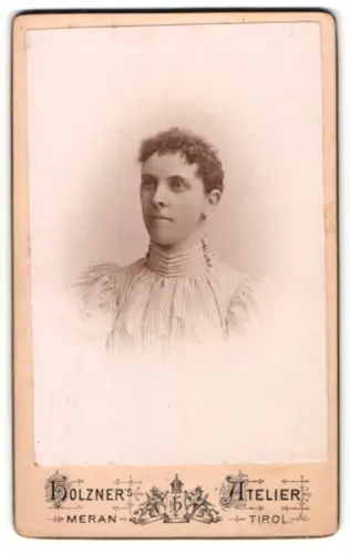 Fotografie Holzner, Meran /Tirol, Porträt einer Dame in gestreiftem Kleid