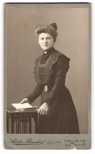 Fotografie Atelier Benckert, Halle a. S., Gr. Ulrichstr. 29, Elegante Dame am Lesepult