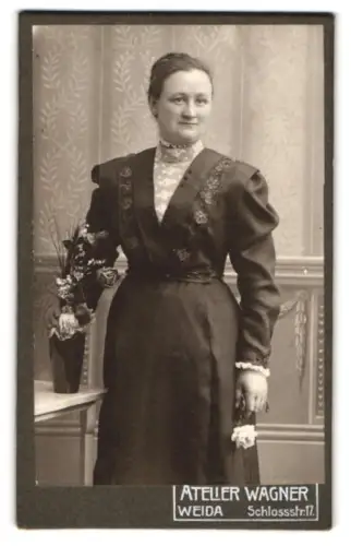 Fotografie Atelier Wagner, Weida, Schlossstrasse 17, Porträt einer Dame mit Blumenschmuck