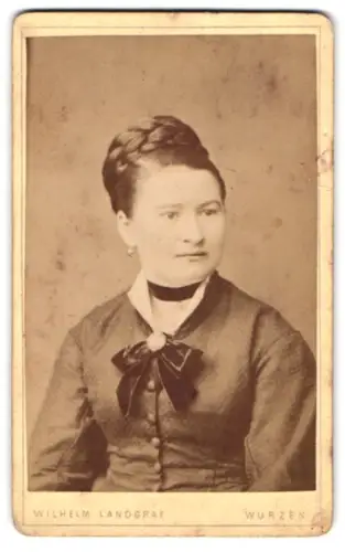 Fotografie Wilhelm Landgraf, Wurzen, Frau mit eleganter Frisur