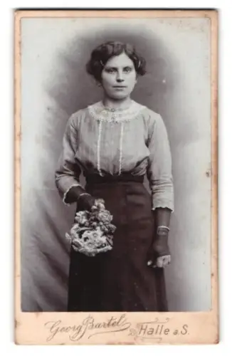 Fotografie Georg Bartel, Halle a. S., Leipziger Str. 64, Elegante Frau mit Blumenstrauss