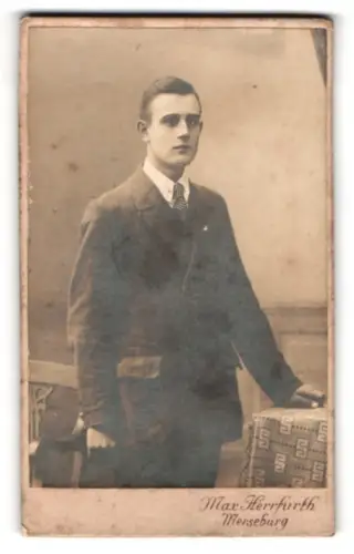 Fotografie Max Herrfurth, Merseburg, Breite Strasse 15, Porträt eines jungen Mannes im Anzug