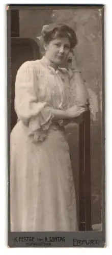 Fotografie H. Sontag, Erfurt, Frau in eleganter Pose 1905