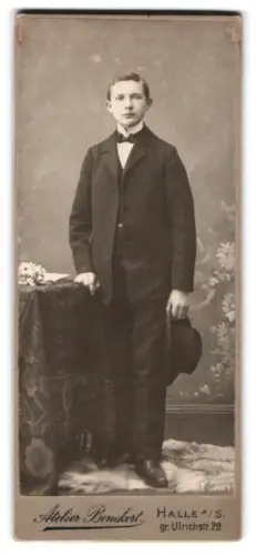 Fotografie Atelier Benckert, Halle a. S., gr. Ulrichstr. 29, Porträt eines Jungen im Anzug mit Hut