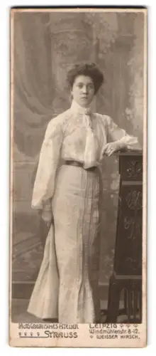 Fotografie Strauss, Leipzig, Windmühlenstrasse 8-12, Stehende Dame in eleganter Kleidung