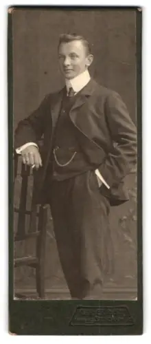 Fotografie Kleiner Nachf., Hamburg, Steindamm 51, Elegant gekleideter Herr im Atelier