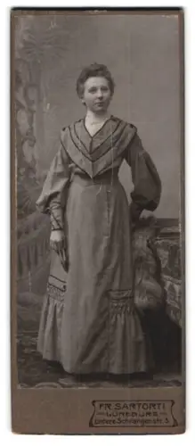 Fotografie Fr. Sartorti, Lüneburg, Untere Schrangenstr. 5, Frau in elegantem Kleid