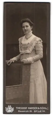 Fotografie Theodor Harder & Söhne, Celle, Mauerstrasse 35, Dame im eleganten Kleid