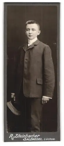 Fotografie R. Steinbacher, Salzwedel, Lüchow, Junger Mann mit Schirmmütze