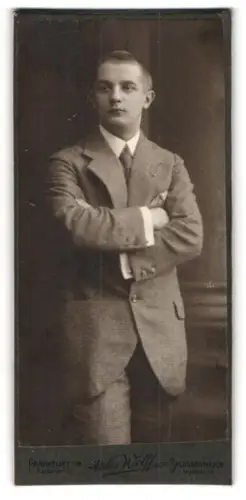 Fotografie Atelier Wolff, Frankfurt am Main, Kaiserstrasse 79, Porträt eines eleganten jungen Mannes