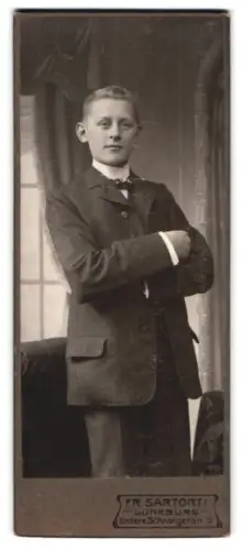 Fotografie Fr. Sartorti, Lüneburg, Untere Schrangenstr. 5, Portrait eines jungen Mannes