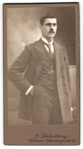 Fotografie O. Schlechtweg, Weimar, Ettersburgerstr. 21, Porträt eines eleganten Herrn mit Schnurrbart