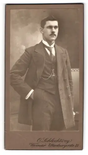 Fotografie O. Schlechtweg, Weimar, Ettersburgerstr. 21, Portrait eines eleganten Herren