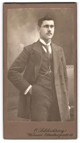 Fotografie O. Schlecktweg, Weimar, Ettersburgerstrasse 21, Porträt eines eleganten Herren im Anzug