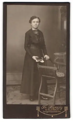 Fotografie Fr. Harzig, Eisleben, Sangerhäuserstr. 46, Stehende Dame mit Buch