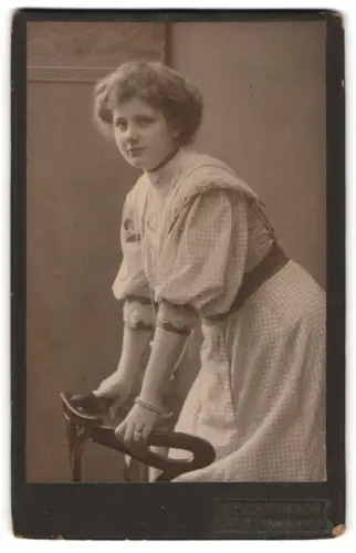 Fotografie Atelier Marakow, Erfurt, Passage Neuwerkstr. 45-46, Junge Frau lehnt auf einem Stuhl