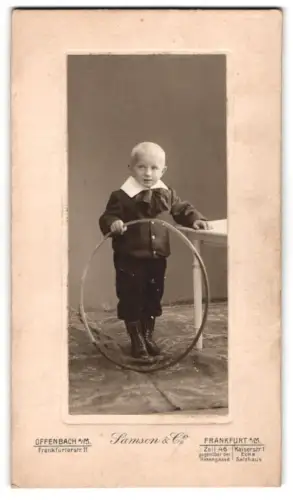 Fotografie Samson & Co., Offenbach a. M., Frankfurterstr. 11, Kind mit Reifen