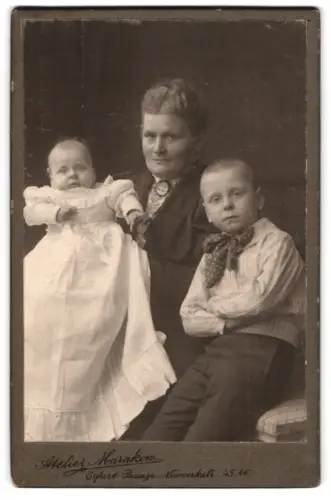 Fotografie Atelier Marakow, Erfurt, Passage Neuenwerkstrasse 45-46, Porträt einer Frau mit zwei Kindern