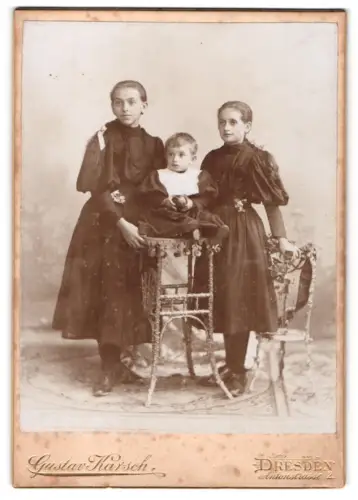 Fotografie Gustav Karsch, Dresden, Antonstrasse 2, Drei Kinder in zeitgenössischer Kleidung