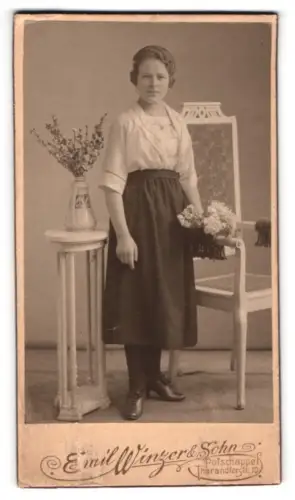Fotografie Emil Winzer & Sohn, Potschappl, Tharandterstr. 10, Junge Frau mit Blumen