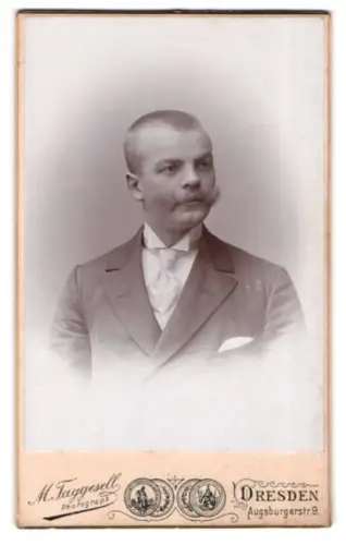 Fotografie M. Taggesell, Dresden, Augsburgerstr. 9, Porträt eines eleganten Herrn mit Schnurrbart