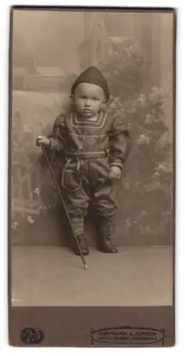 Fotografie Hoffmann & Jursch, Leipzig-Reudnitz, Senefelderstr. 9, Kind mit Stock in traditioneller Kleidung