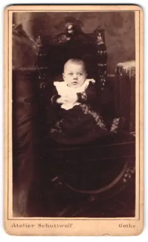 Fotografie Julius Schuttwolf, Gotha, Löwenstrasse 3, Kleinkind in einem grossen Stuhl