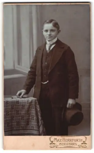 Fotografie Max Herrfurth, Merseburg, Breitestrasse 15, Junge mit Hut
