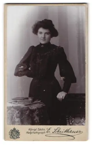 Fotografie E. Scheithauer, Zwickau, Innere Plauensche Str. 20, Porträt einer Frau in elegantem Kleid